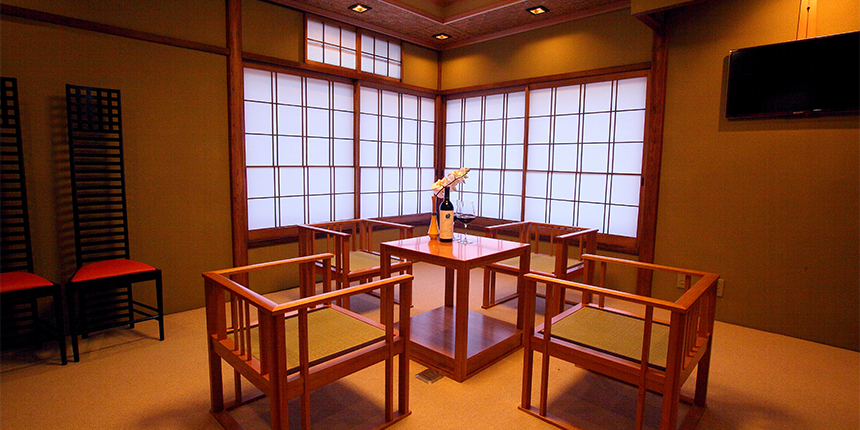 Japanese and Western style, setting encompasses Kyoto's hills and temples on three window sides.