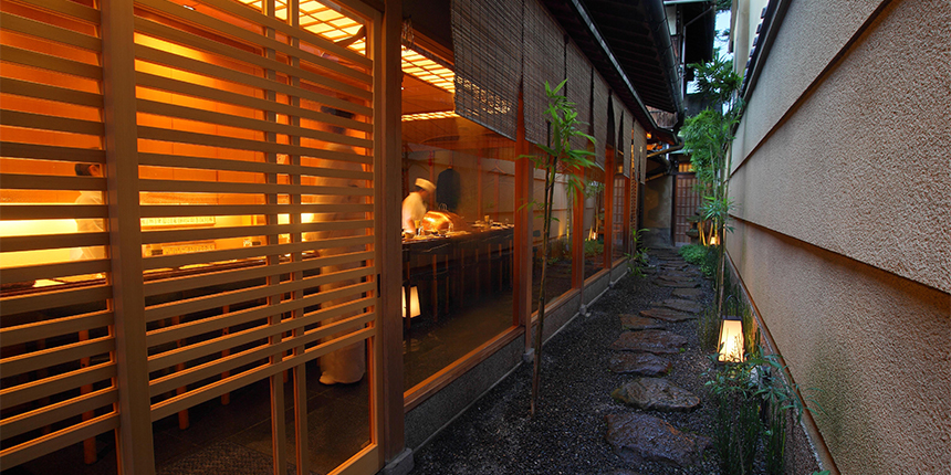 八坂圓堂の顔である高級板前カウンター天ぷらの粋を…