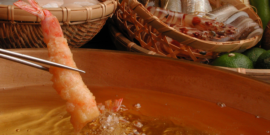 こだわりの天ぷら油と吟味を重ねた天ぷらネタを目の前で…