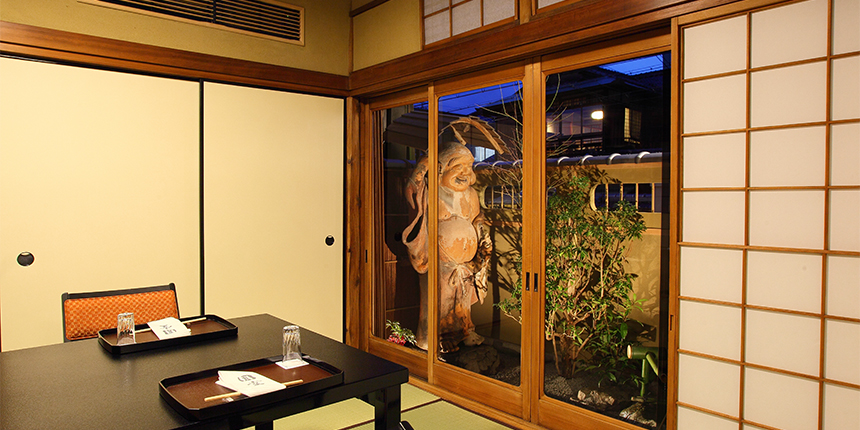 Enjoy the Kyoto style tempura with Japanese garden and furnishings in many type of rooms.
